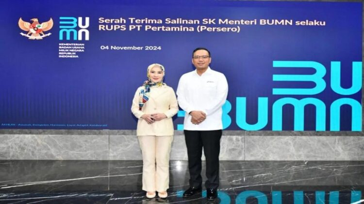 Kementerian BUMN Rombak Direksi dan Komisaris Pertamina, Ini Daftarnya 1 Direktur Utama PT Pertamina Simon Aloysius Mantiri bersama mantan Direktur Utama PT Pertamina Nicke Widyawati dalam serah terima SK RUPS di Jakarta, Senin (4/11/2024) (ANTARA/HO-Pertamina)