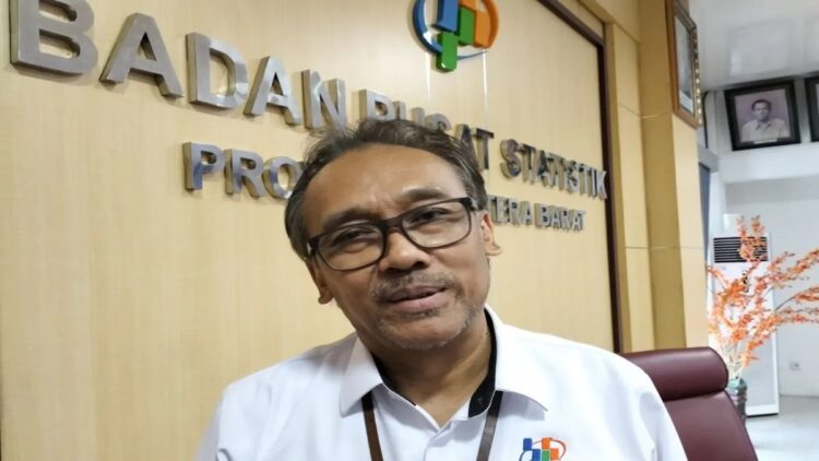 BPS Sebut Tingkat Pengangguran Terbuka di Sumbar Turun sejak 2022 1 Kepala Badan Pusat Statistik (BPS) Provinsi Sumatera Barat (Sumbar) Sugeng Arianto saat diwawancarai terkait angka pengangguran terbuka di Kota Padang, Sumbar, Selasa (5/11/2024). (ANTARA/Muhammad Zulfikar)