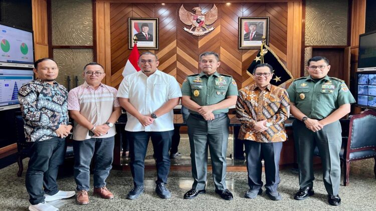 Anggota DPR RI Andre Rosiade bersama Dirut RSUP M Djamil Padang Dovy Djanas bertemu KSAD Jenderal TNI Maruli Simanjuntak. (Foto: Dok. Tim AR)