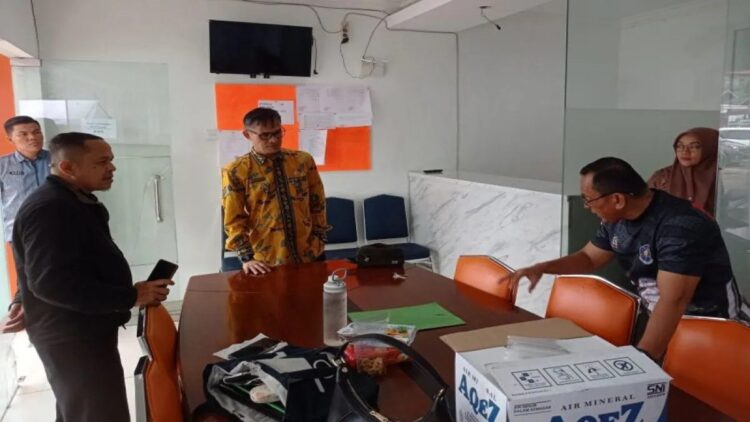 Penjabat Sekda Sawahlunto Ezeddin Zain memantau Sekretariat desk Pilkada Kota Sawahlunto, untuk memonitor informasi perkembangan tahapan kampanye. (Antarasumbar/Yudha Ahada)