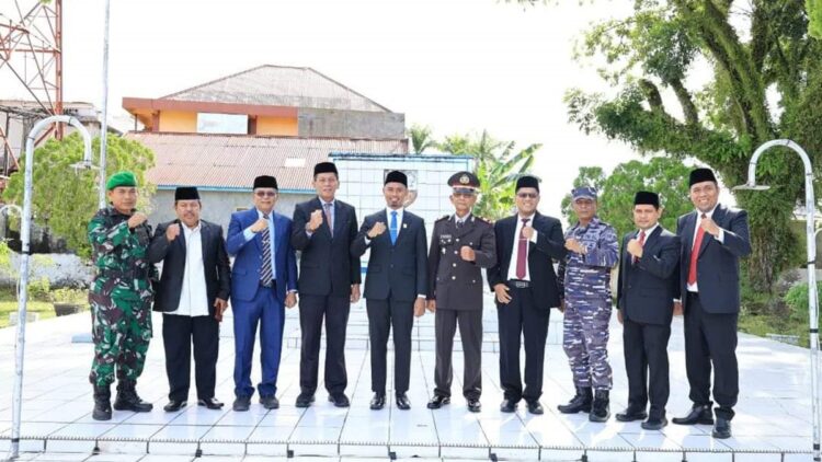 Peringati Hari Pahlawan, Ketua DPRD Pariaman Ingatkan Semua Pihak Teladani Semangat Pahlawan 1 Forkopimda Pariaman melaksanakan upacara tabur bunga di TMP Kusuma Bangsa. (Foto: Dok. Istimewa)