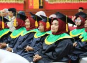 Keren! Puluhan Lansia di Pariaman Jalani Wisuda Layaknya Lulus Kuliah