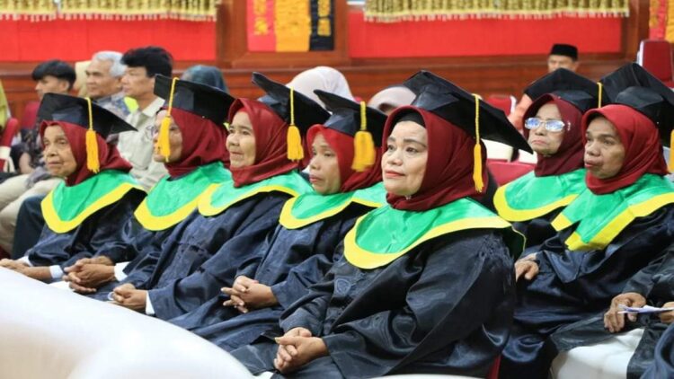 Keren! Puluhan Lansia di Pariaman Jalani Wisuda Layaknya Lulus Kuliah 1 Puluhan lansia di Pariaman diwisuda usai lulus sekolah lansia. (Foto: Dok. Istimewa)