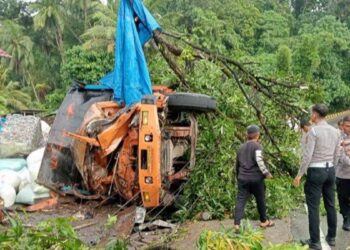 Truk Tabrak Motor di Puncak Kiambang Padangpariaman, 4 Orang Tewas 2 Truk Tabrak Motor di Puncak Kiambang Padangpariaman, 4 Orang Tewas