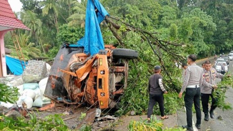 Kondisi truk usai terlibat kecelakaan dengan motor di puncak Kiambang, Kabupaten Padangpariaman. (Foto: Dok. Istimewa)