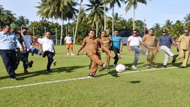 Kepala Disdikpora Pariaman Kanderi tanda dimulainya Piala Soeratin U-17 Sumbar. (Foto: Dok. Istimewa)