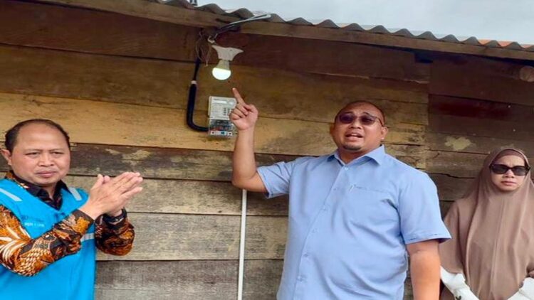 Wakil Ketua Komisi VI DPR RI Andre Rosiade meresmikan penyalaan rumah warga Air Dingin, Kabupaten Solok. (Foto: Dok. Istimewa)