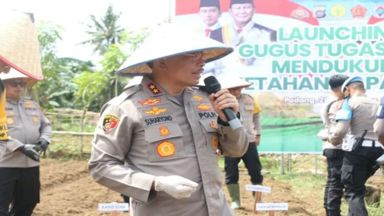 Polda Sumbar menanam jagung di lahan seluas 1,5 ha di Padang. (Foto: Dok. Istimewa)