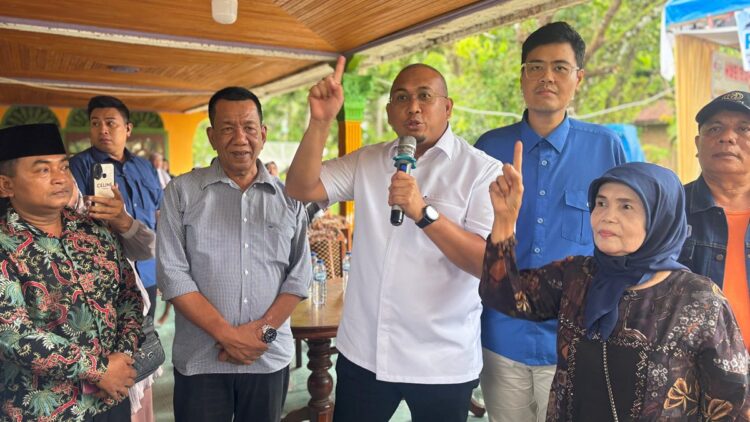 Ketua DPD Partai Gerindra Sumbar Andre Rosiade Bersama calon Bupati dan Wakil Bupati Pesisir Selatan (Pessel) nomor urut 1 Rusma Yul Anwar dan Nasta Abit. (Foto: Dok. Istimewa)