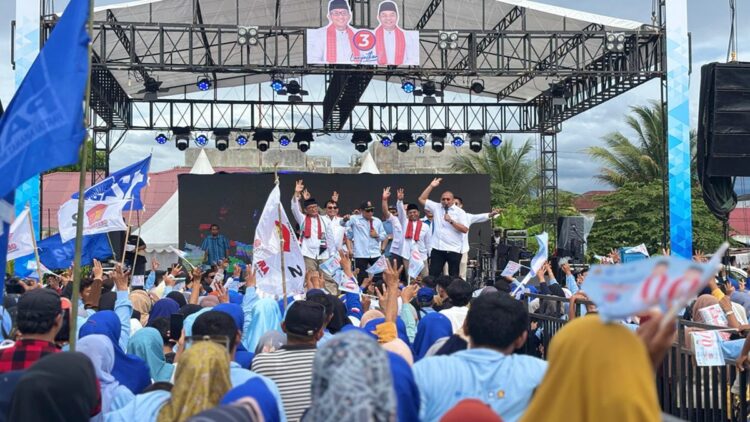 Andre Rosiade membakar semangat para pendukung saat kampanye akbar paslon cawako-cawawako Padang Hendri Septa-Hidayat. (Foto: Dok. Tim AR)
