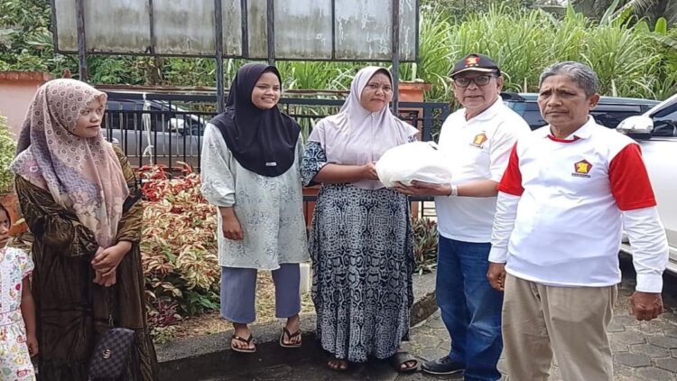 Ketua DPC Gerindra Sijunjung Syahril Syamra menyerahkan bantuan sembako yang dikirimkan anggota DPR RI Andre Rosiade ke Kabupaten Sijunjung. (Foto: Dok. Istimewa)