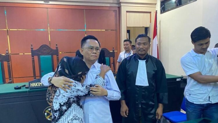 Tak Terbukti Bersalah, Guru Honorer Supriyani Divonis Bebas 1 Guru honorer Supriyani menangis sambil memeluk kuasa hukumnya Andri Darmawan. (ANTARA/La Ode Muh Deden Saputra)