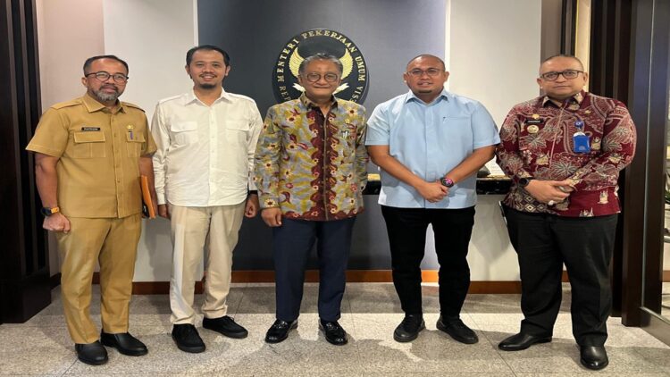 Anggota DPR RI Andre Rosiade mendampingi sejumlah pejabat di Sumbar menemui Menteri PU Dody Hanggodo di kantornya. (Foto: Dok. Istimewa)