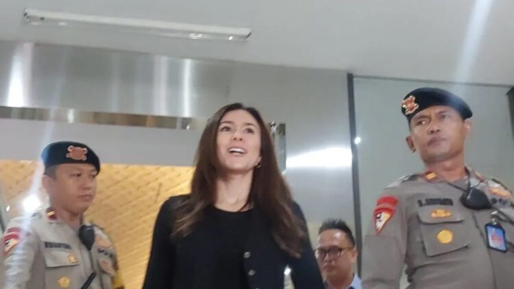 Ini Deretan Pesohor dan Influencer yang Pernah Terseret Judi Online 1 Artis Wulan Guritno memberikan keterangan kepada wartawan usai memberikan klarifikasi kepada Penyidik Direktorat Tindak Pidana Siber Bareskrim Polri terkait promosi judi online, Kamis (14/9/2023). (ANTARA/Laily Rahmawaty.)