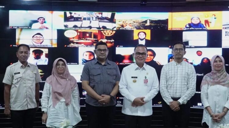 Pemerintah Kota Bukittinggi bersama perwakilan Kemnaker RI dalam pembukaan Job Fair Digital 2024 (Antara/Al Fatah)