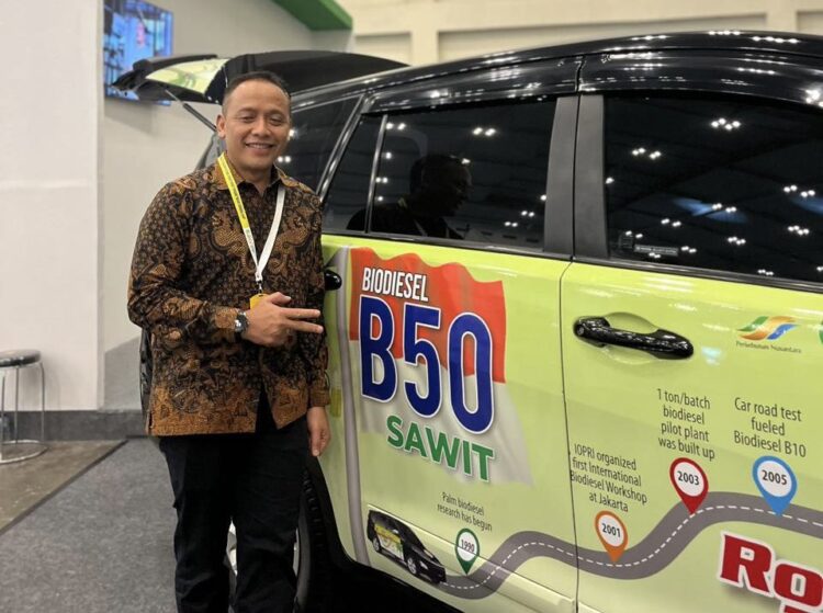 Direktur Utama PTPN IV PalmCo Jatmiko K Santosa di samping kendaraan yang telah berhasil melakukan road test lebih dari 170 ribu kilo dengan B50. PTPN IV PalmCo mendukung mandatory B35 yang diterapkan pemerintah.