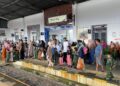 Ini Aturan Bagasi yang Harus Dipahami Sebelum Naik Kereta Api 5 Antrian penumpang kereta api di Stasiun Padang. (dok. istimewa)
