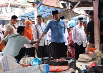 Blusukan di Pasar Tungka, Mahyeldi Kembali Borong Dagangan Pedagang