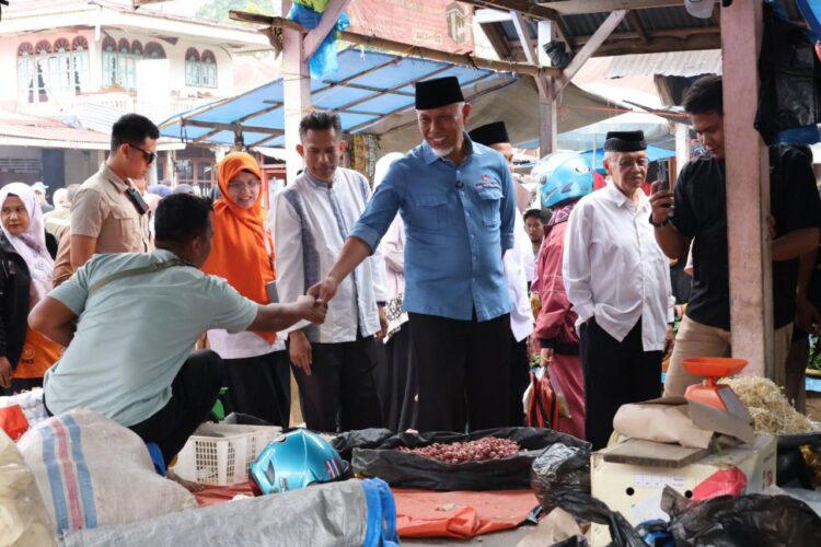 Blusukan di Pasar Tungka, Mahyeldi Kembali Borong Dagangan Pedagang 1 b4051d3f 08d9 4e36 8fe6 6146996485a6