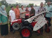 PT Semen Padang Dukung Produktivitas Petani Padayo dengan Bantuan Hand Traktor