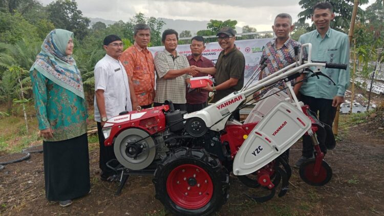 PT Semen Padang Dukung Produktivitas Petani Padayo dengan Bantuan Hand Traktor 1 Bantuan hand traktor dari PT Semen Padang. (dok. istimewa)