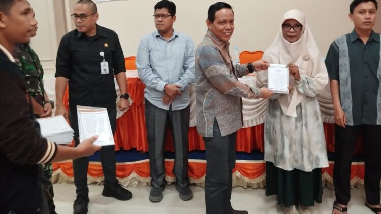Masa Tenang, Paslon Pilkada dan Tim Pemenangan Dilarang Gelar Diskusi dengan Masyarakat 1 bawaslu pariaman serahkan buku saku