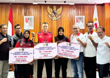 KONI Sumbar Realisasikan Bonus Spontan Atlet Peraih Medali PON XXI 2 Penyerahan bonus spontan dari KONI Sumbar untuk atlet peraih medali di PON XXO lalu. (dok. Humas KONI)