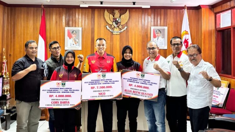 KONI Sumbar Realisasikan Bonus Spontan Atlet Peraih Medali PON XXI 1 Penyerahan bonus spontan dari KONI Sumbar untuk atlet peraih medali di PON XXO lalu. (dok. Humas KONI)