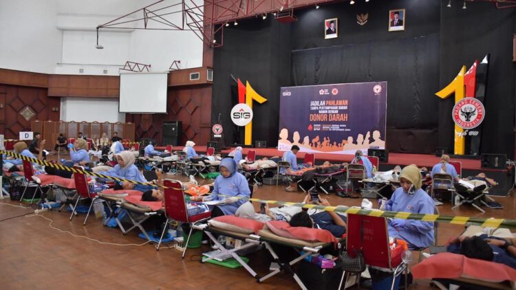 Penghujung Tahun 2024, PT Semen Padang Serahkan 325 Kantong Darah ke PMI Padang 1 Donor darah Semen Padang. (dok. Humas)