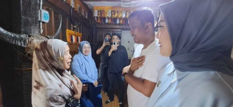 Demi Amanah jika Dipercaya Pimpin Sumbar, Vasko Ruseimy Mohon Doa Restu di Rumah Gadang Mande Rubiah 1 download 1 7