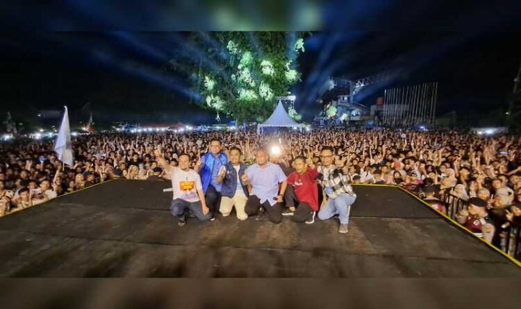 Super Pecah! Konser Sumbar 1 Gercep Mahyeldi-Vasko Ditutup di Padang, Puluhan Ribu Massa Penuhi Halaman Parkir GOR Agus Salim 1 download 16