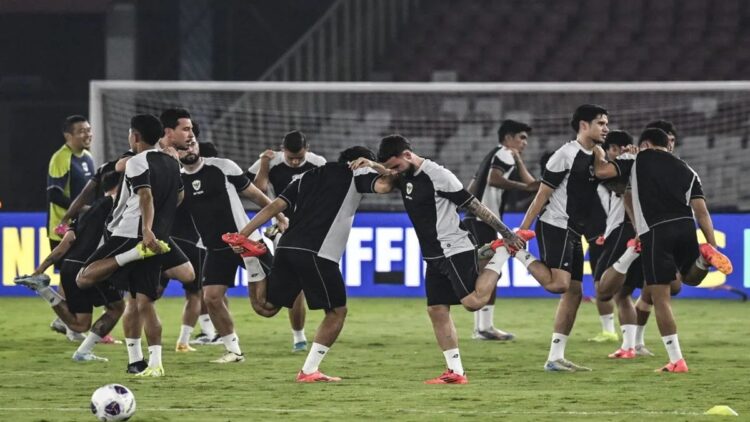 Para pemain Timnas Indonesia menjalani sesi latihan resmi di Stadion Utama Gelora Bung Karno, Senayan, Jakarta, Kamis (14/11/2024). . ANTARA FOTO/Aprillio Akbar/rwa.