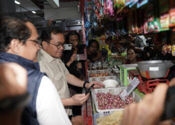 Mendag Budi saat memantau harga dan ketersediaan bapok di Pasar Gedhe, Jumat, (22/11/2024). (foto: Humas Kemendag)