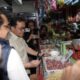Mendag Budi saat memantau harga dan ketersediaan bapok di Pasar Gedhe, Jumat, (22/11/2024). (foto: Humas Kemendag)