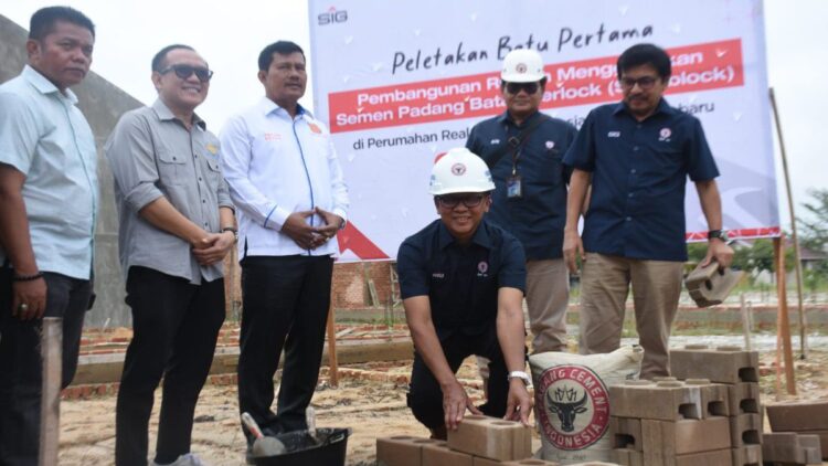 PT Semen Padang dan REI Riau Bangun Rumah Warga Kurang Mampu Menggunakan Sepablock di Kampar 1 peletakan batu pertama rumah sepablock
