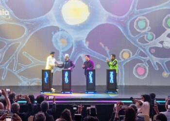 Vikram Sinha, President Director and CEO Indosat Ooredoo Hutchison, Jensen Huang, NVIDIA founder and CEO, Erick Thohir, Menteri BUMN RI dan Patrick Walujo, Direktur Utama GoTo saat peluncuran Sahabat-AI, LLM Open-Source berbahasa Indonesia yang diadakan di Jakarta, Kamis (14/11).