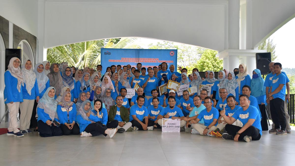 Penghargaan untuk tim pengelolaan arsip Semen Padang. (dok. Humas)