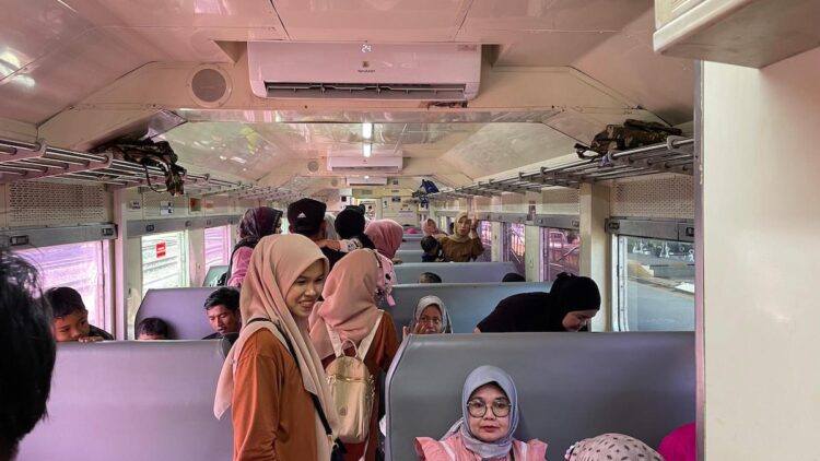 Wajib Tahu! Ini Aturan yang Tak Boleh Dilanggar Penumpang Kereta Api 1 Penumpang kereta api di Padang. (dok. Humas)