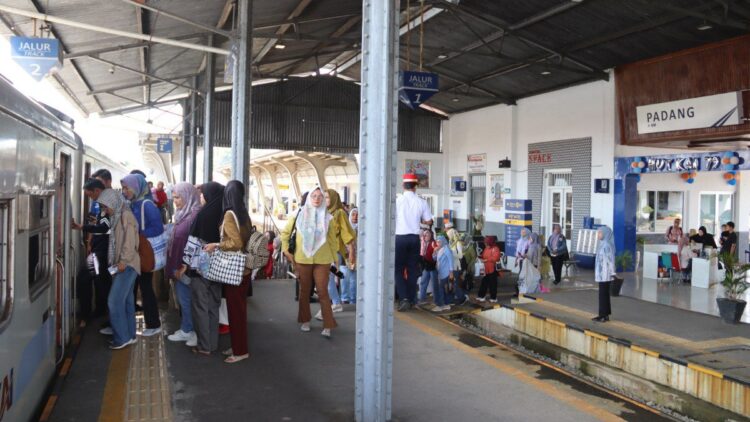 KAI Divre II Sumatera Barat Catatkan Kinerja Positif pada Angkutan Penumpang Periode Oktober 2024 1 penumpang kereta di stasiun padang