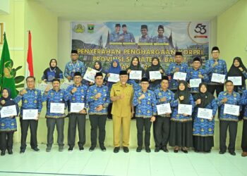 Penyerahan penghargaan KORPRI Sumbar 2024. (dok. istimewa)