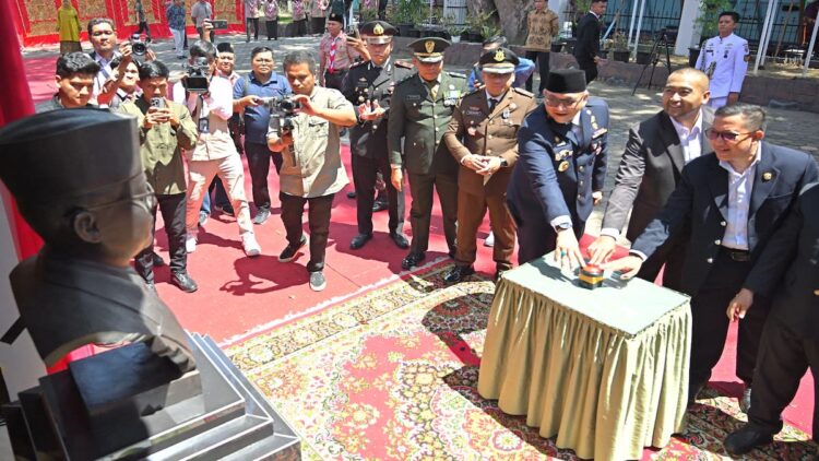 Resmikan Patung Bung Hatta di SMPN 1 Padang, Plt Gubernur Ungkap Maknanya 1 Peresmian patung Bung Hatta di Padang usai peringatan Hari Pahlawan. (dok. adpsbr)