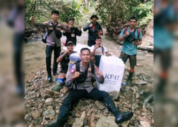 Perjuangan tim Polres Mentawai mengantarkan surat suara ke pedalaman Mentawai. (dok. istimewa)