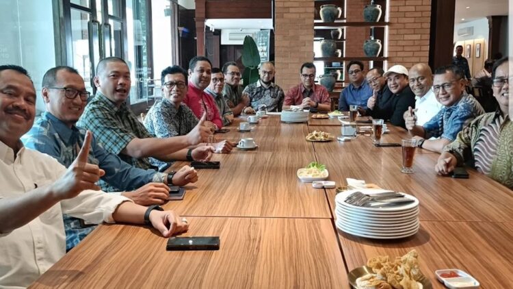 Ketum PWI Pusat Zulmansyah Sekedang: Kita Siapkan Kongres Sebelum 15 Desember 2024 1 Pertemuan PWI Pusat dengan Wamen Komdigi terkait kongres PWI. (dok. istimewa)