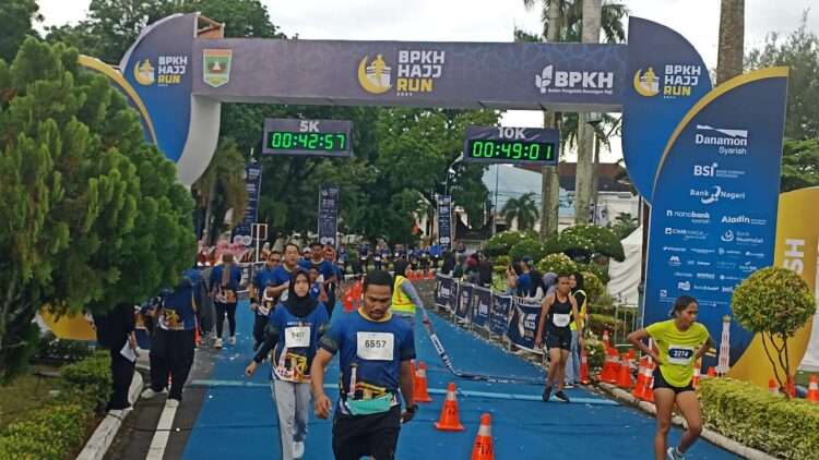 BPKH Hajj Run 2024 di Padang Diikuti 3.000 Lebih Peserta 1 Peserta BPKH Hajj Run 2024 mencapai finish. (dok. istimewa)