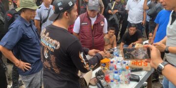 Gerebek Pasar Gaung, Petugas Gabungan Amankan 7 Orang terkait Narkoba 8 Petugas gabungan gerebek Pasar Gaung dan amankan 7 orang terkait narkoba. (dok. istimewa)
