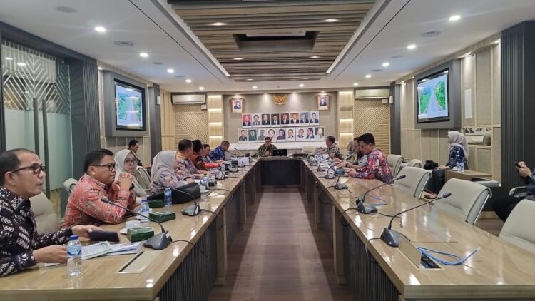 Plt Gubernur Audy Joinaldy Usulkan Perlibatan Bank Nagari dalam Pembiayaan Proyek Fly Over Sitinjau Lauik 1 Rapat terkait fly over Sitinjau Lauik. (dok. adpsb)
