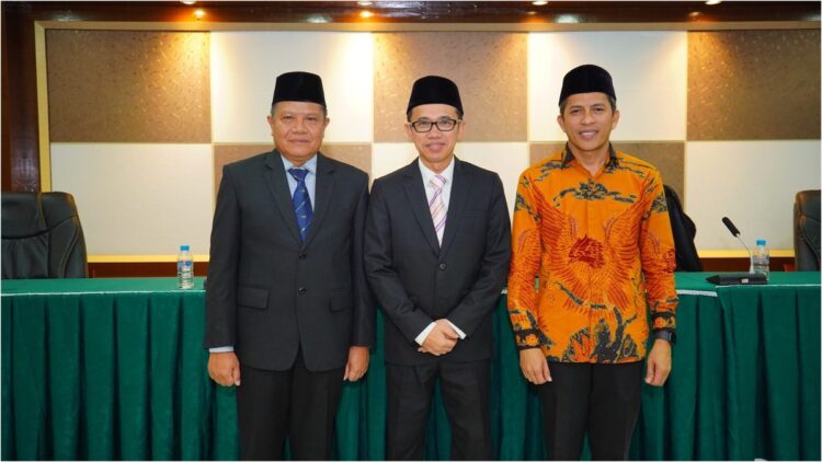 Rektor Kembalikan Jabatan Khairul Fahmi Jadi WR II Unand Usai Menang di PTUN 1 Rektor Unand Eva Yonnedi bersama Khairul Fahmi (WR 2 lama) dan Hefrizal Handra (WR 2 baru) usai selesainya kasus PTUN. (dok. istimewa)