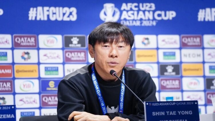 Menafsir Taktik Shin Tae-yong yang Berhasil Ubah Permainan Timnas Indonesia 1 Pelatih timnas Indonesia Shin Tae-yong memanggil 31 pemain untuk persiapan menghadapi Piala AFF 2024 .(ANTARA/HO/PSSI.)