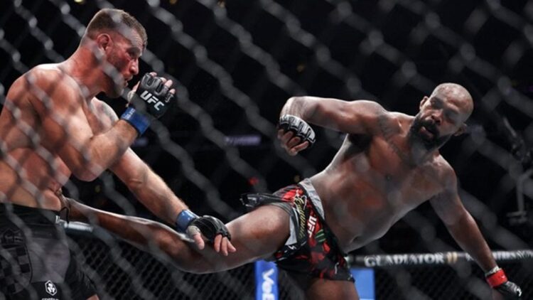 Jon Jones pertahankan gelar juara dunia usai menang TKO atas Stipe Miocic. (Getty Images via AFP/SARAH STIER)