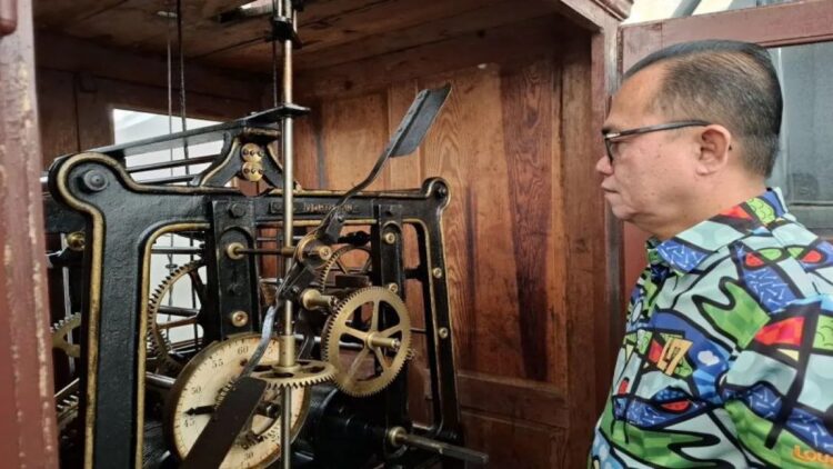 Pjs Wali Kota Bukittinggi, Hani Syopiar Rustam memeriksa kondisi mesin pemutar penanda waktu Jam Gadang. Pemkot mengupayakan agar suara dentang Jam Gadang bisa terdengar lebih jauh jangkauannya di Bukittinggi (Antara/Al Fatah)